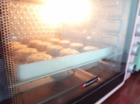 预热好的烤箱180度40分钟，中途上色加盖锡纸