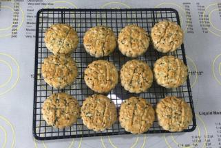 出炉后放在烤网上晾凉，饼干冷了才会酥