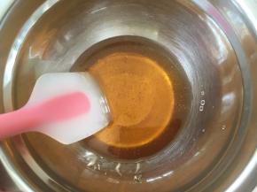 干净的容器内加入转化糖浆跟枧水，搅拌均匀；