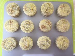 烤箱取出月饼，用毛刷粘一点点蛋黄液，毛刷在碗的边缘刮一下，留有少部分蛋黄液即可，之后在月饼表面刷上一层薄薄的蛋黄液；
