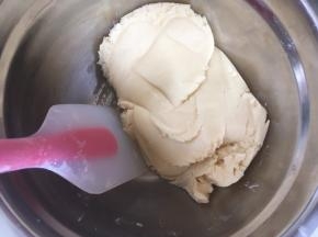 用刮刀拌压均匀，无干粉颗粒；