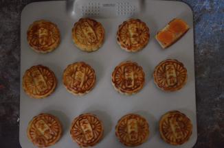 之后将月饼继续入烤箱烘烤18分钟，表面上色即可；
