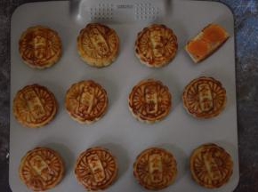之后将月饼继续入烤箱烘烤18分钟，表面上色即可；

