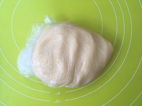 将拌压均匀的面团装入保鲜袋，入冰箱冷藏15分钟；
