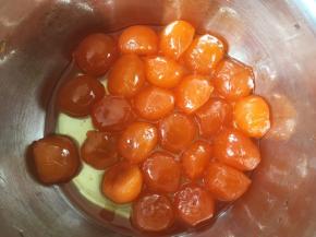 咸蛋黄加一点点朗姆酒跟适量的玉米油，泡1个小时左右；
