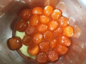 咸蛋黄加一点点朗姆酒跟适量的玉米油，泡1个小时左右；
