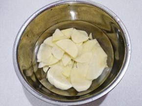 土豆片泡清水中