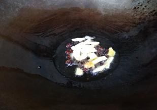 放入姜蒜片爆香