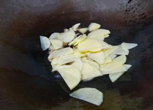 倒入土豆片翻炒