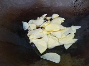 倒入土豆片翻炒