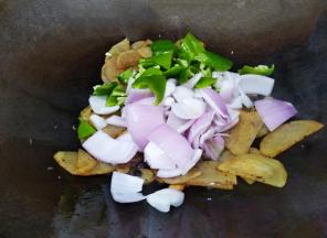 放入青椒和洋葱