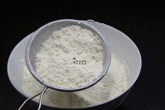月饼皮的制作：中筋粉、奶粉混合之后过筛二遍，这样做的月饼皮会细滑很多。