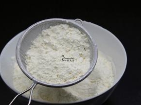 月饼皮的制作：中筋粉、奶粉混合之后过筛二遍，这样做的月饼皮会细滑很多。