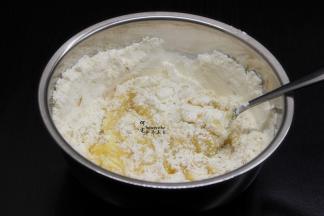 把过筛的粉加入拌均的液体盆中拌均，揉成团，不要揉搓起筋哦。用保鲜膜包裹静放一个小时。