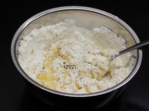 把过筛的粉加入拌均的液体盆中拌均，揉成团，不要揉搓起筋哦。用保鲜膜包裹静放一个小时。