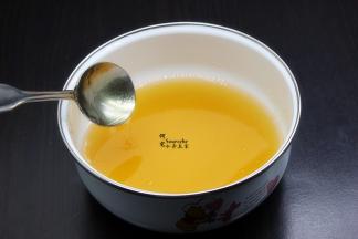 枧水加入转化糖浆拌均，接着加色拉油拌均。