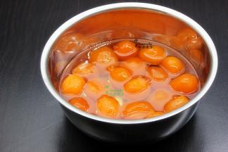 咸蛋黄用色拉油浸泡去腥，图中咸蛋黄是20个，我用了10个咸蛋黄去做蛋黄酥，拍照的时候就没有分开。