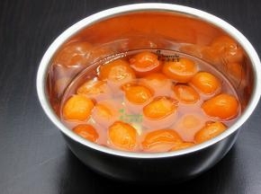 咸蛋黄用色拉油浸泡去腥，图中咸蛋黄是20个，我用了10个咸蛋黄去做蛋黄酥，拍照的时候就没有分开。