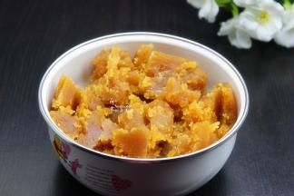 莲蓉馅，手工炒之后，放凉，按70克一个，分成小团。