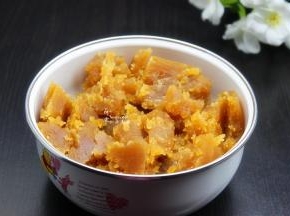 莲蓉馅，手工炒之后，放凉，按70克一个，分成小团。