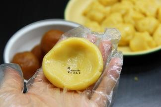 静放好的月饼皮，按20克一个分成小团。