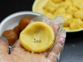 静放好的月饼皮，按20克一个分成小团。