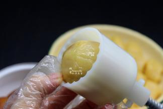 月饼模具内侧放一点糕粉，放面团黏住模具，把面团放入模具里，压出月饼的模型，模型可以根据自己喜欢的挑选。