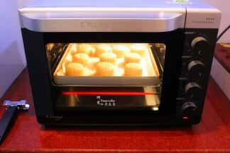 烤箱预热，190度，烤25分钟，其中烤5分钟，取出，涂一层蛋液，放入烤箱，继续烤20分钟。烤好的月饼，放凉，装好在月饼盒中，密封等3-5天回油就好吃了。