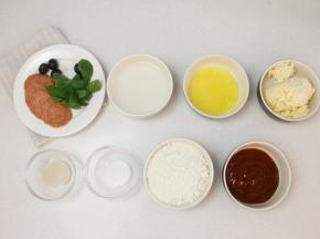 准备好所用的材料。薄荷叶洗干净后用橄榄油浸泡好。