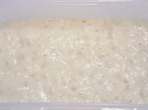 波兰酵头材料提前混合均匀，盖好冷藏约17小时。