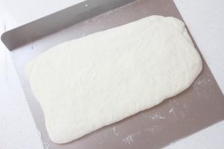 醒发完成后将面团放入密封盒，入冰箱冷藏发酵约16小时。