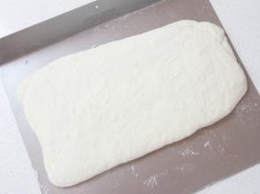 醒发完成后将面团放入密封盒，入冰箱冷藏发酵约16小时。