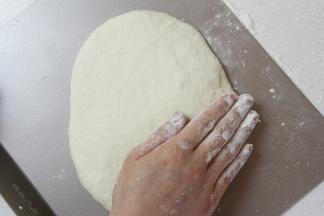 面团放在托盘上适当拍扁。