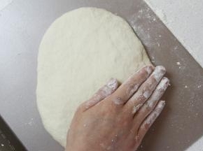 面团放在托盘上适当拍扁。