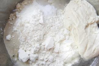 将面团材料和波兰种加入厨师机搅拌桶，搅拌成团即可。