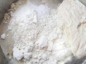 将面团材料和波兰种加入厨师机搅拌桶，搅拌成团即可。