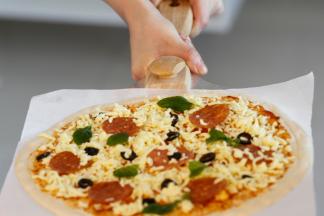 烤箱温度很高，要注意安全，转移时用披萨铲操作。