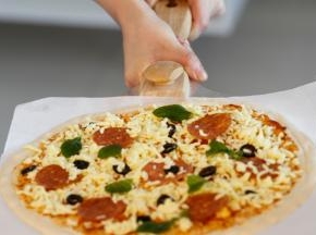 烤箱温度很高，要注意安全，转移时用披萨铲操作。