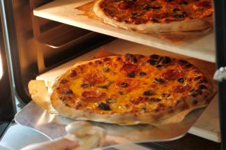 烘烤结束，用披萨铲将披萨取出，趁热再放上几片浸了橄榄油的薄荷叶。