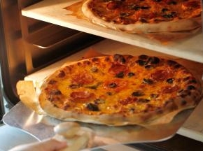 烘烤结束，用披萨铲将披萨取出，趁热再放上几片浸了橄榄油的薄荷叶。