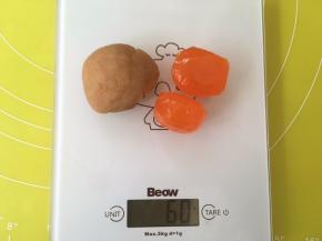 取两颗咸蛋黄，加上自制莲蓉馅称出60克；
