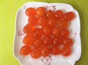 将泡好的咸蛋黄用吸油纸吸干表层的油份，摆放在干净的盘子内；