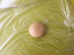 冰箱取出冷藏的月饼皮材料，取25克一份面团，用手掌搓圆放在保鲜袋上；
