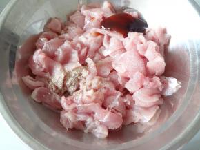 将里脊肉洗干净切成薄薄的片放入碗中放入耗油，黑胡椒粉，料酒，盐，生粉