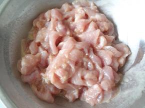 加入一点水抓均匀保证每个肉片均匀的裹上淀粉糊腌制30分钟