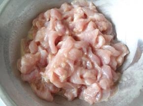 加入一点水抓均匀保证每个肉片均匀的裹上淀粉糊腌制30分钟