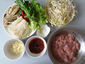 将用到的材料和配方称好，配菜洗干净待用