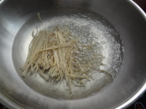 锅内放入水烧开后放入千层叶烫下捞出放入碗中