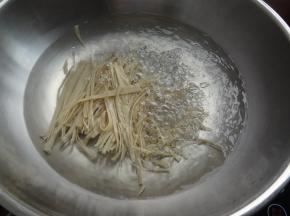 锅内放入水烧开后放入千层叶烫下捞出放入碗中
