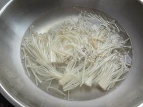 放入金针菇烫下就捞出放入碗中，不要烫太久